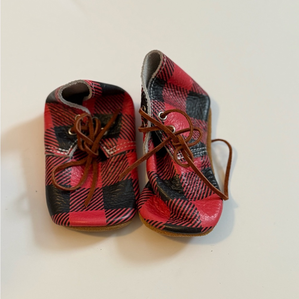 Size 6 mon petit shoes (buffalo plaid ).